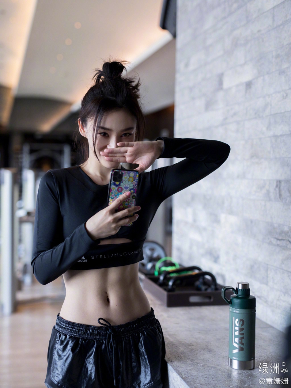 袁姗姗健身照 马甲线小蛮腰抢镜