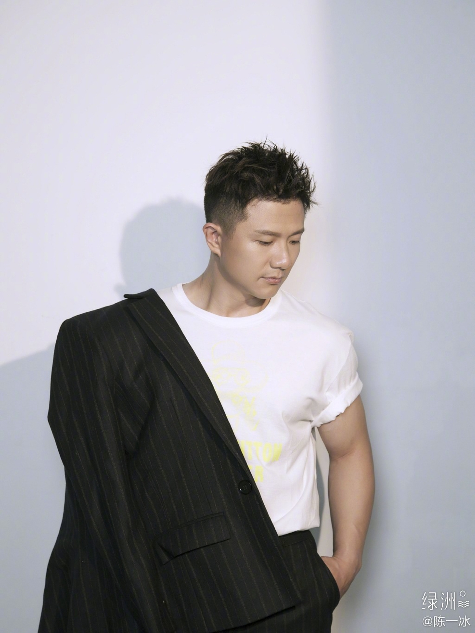 起范儿！陈一冰晒写真酷劲十足