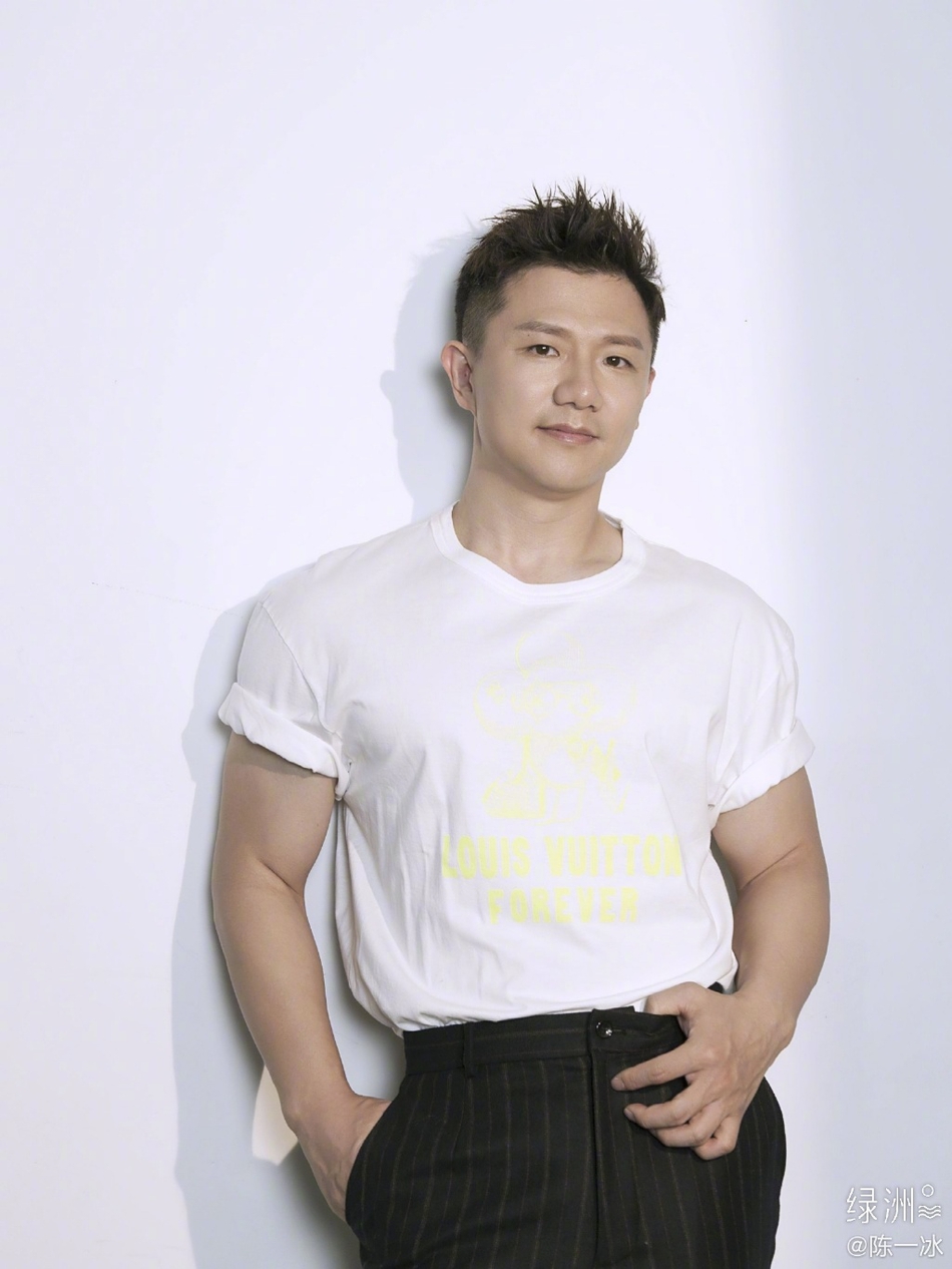 起范儿！陈一冰晒写真酷劲十足