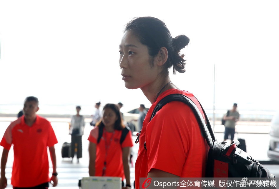 中国女排现身机场出征亚运
