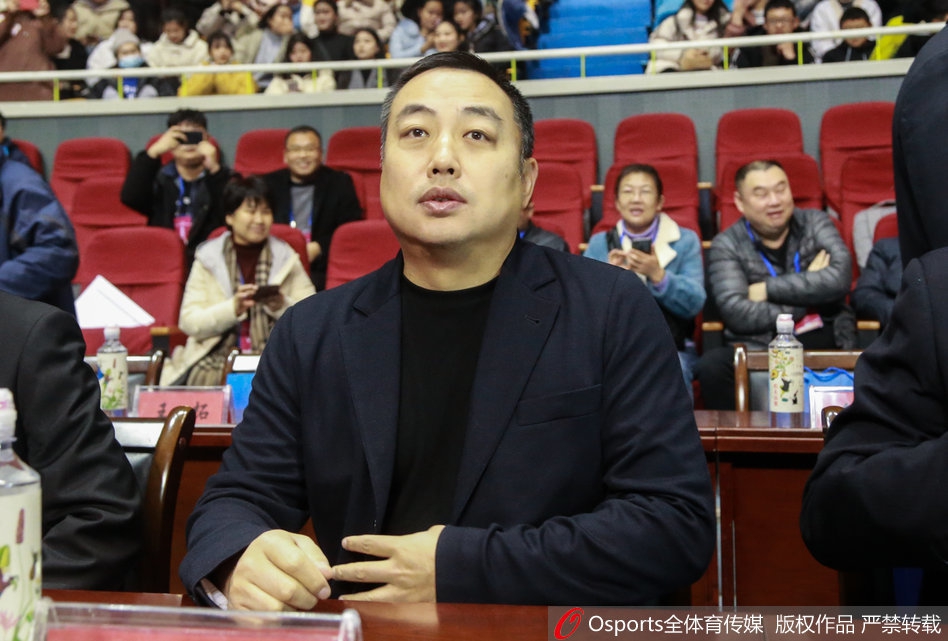 刘国梁出席乒乓球大众公开赛开幕式