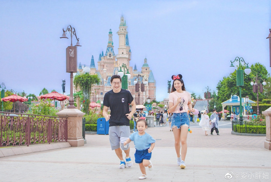 温馨！何姿秦凯一家游迪士尼