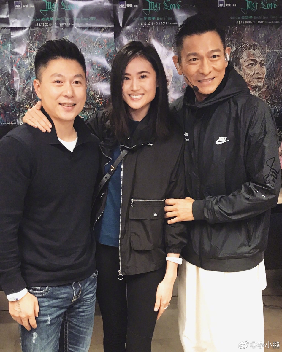 李小鹏夫妇现身刘德华演唱会