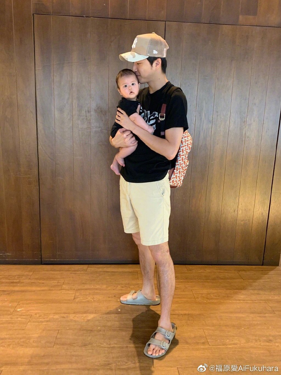 江宏杰福原爱晒一家四口合照