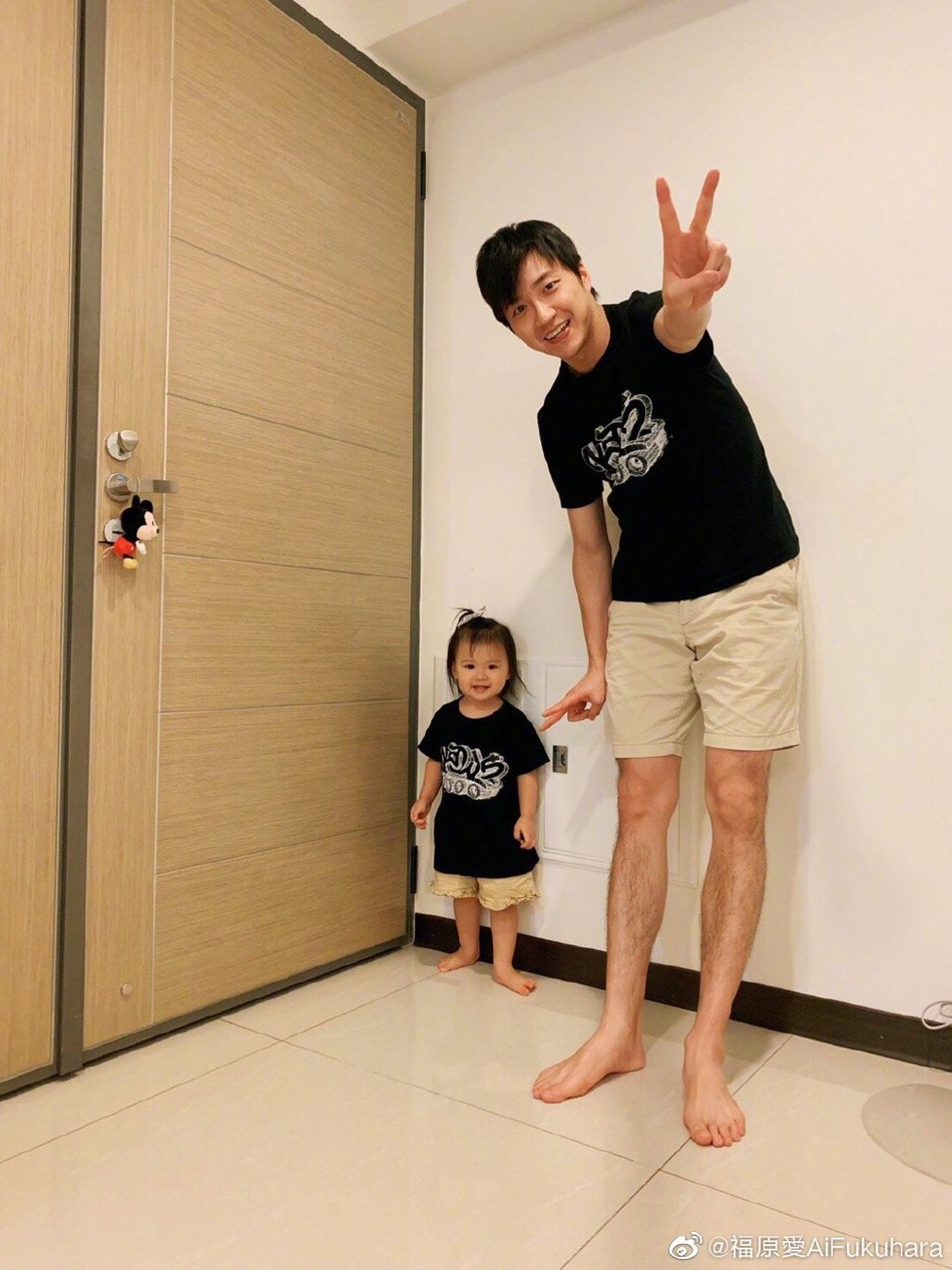 江宏杰福原爱晒一家四口合照