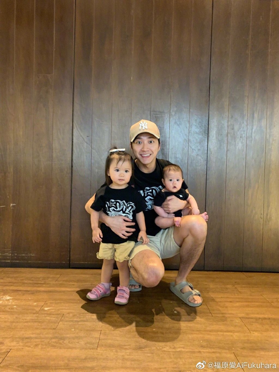 江宏杰福原爱晒一家四口合照