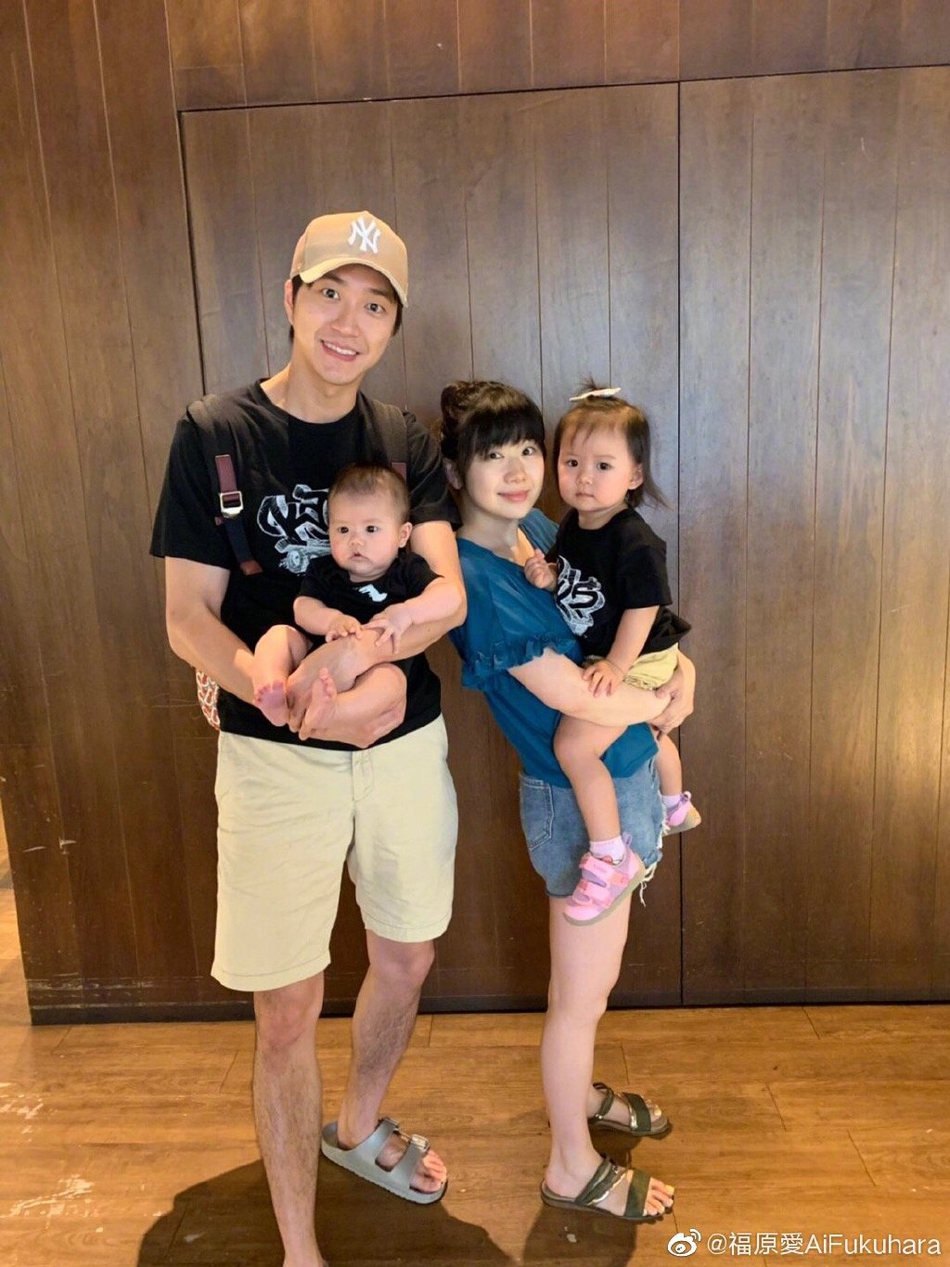 江宏杰福原爱晒一家四口合照