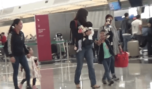 霍启刚郭晶晶夫妇一家出游