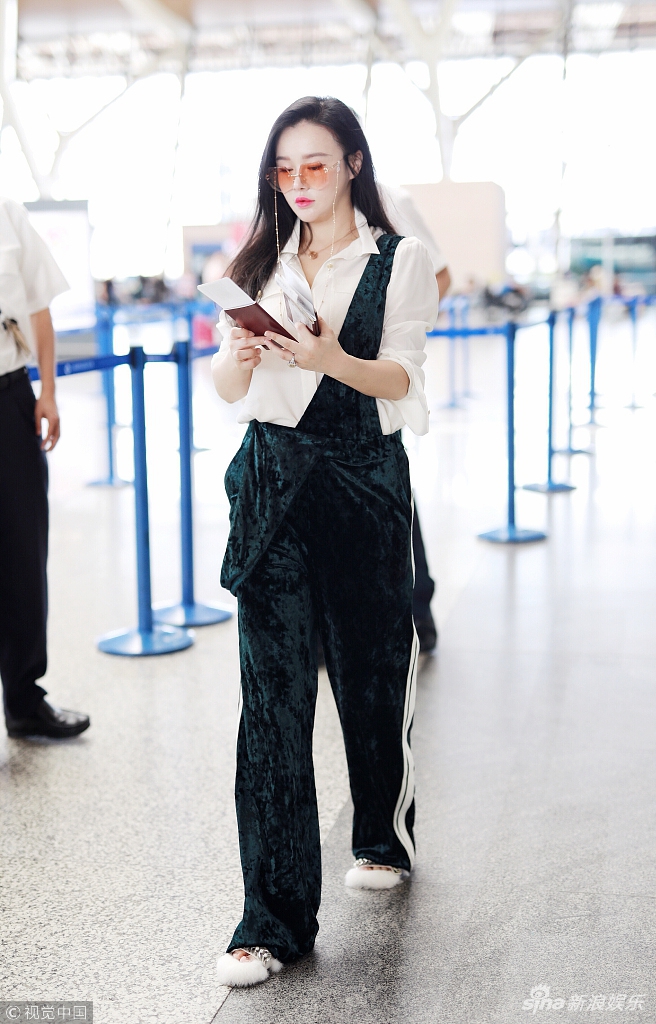 冉莹颖邹市明现身机场