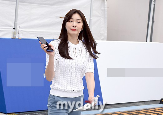 金妍儿白衣蓝裤造型出席活动