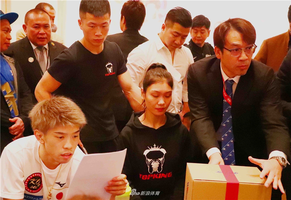 大晦日职业拳击称重仪式举行