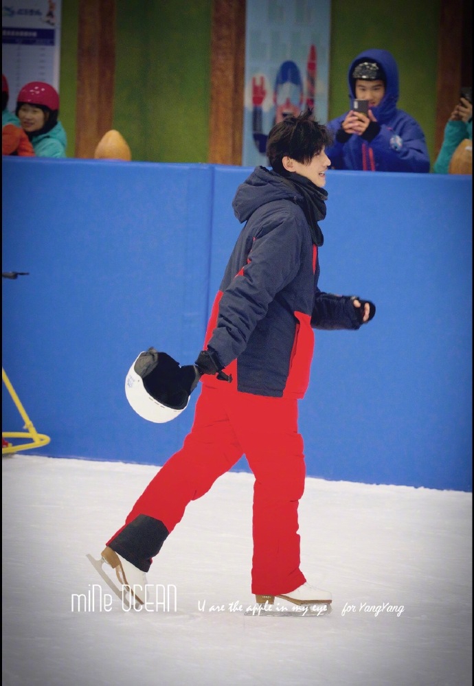 杨洋录节目秀滑冰技术