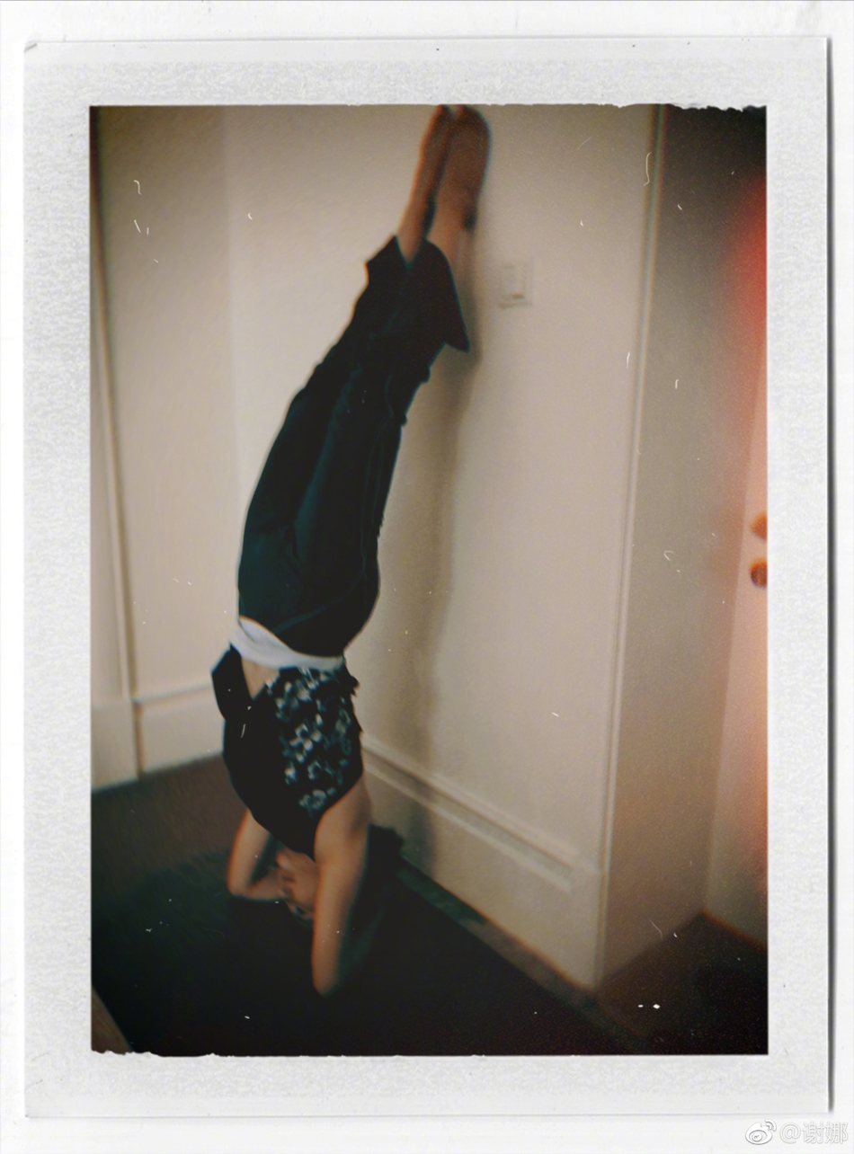 谢娜晒健身照戴拳击手套腹肌明显