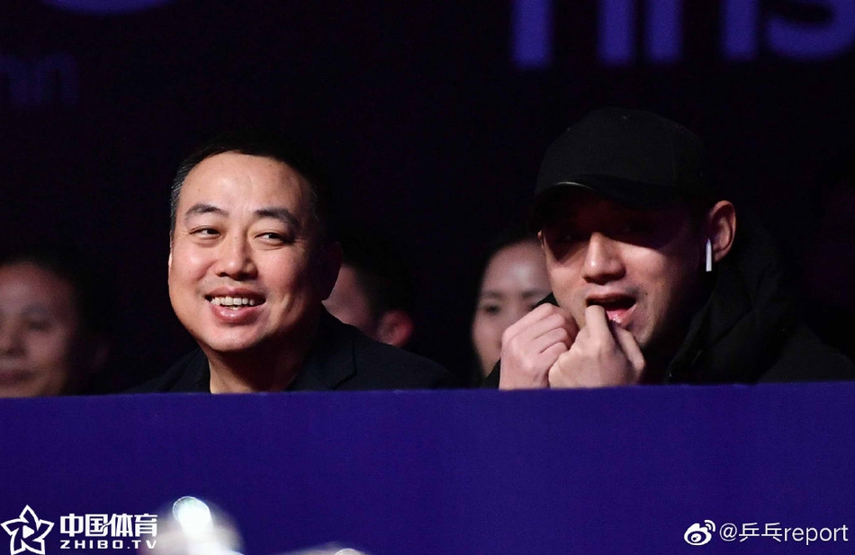 刘国梁张继科一起看比赛