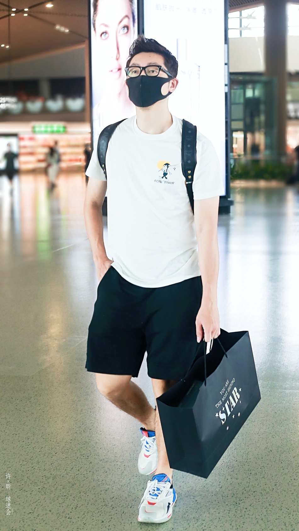 许昕现身机场 身着白T简单清爽