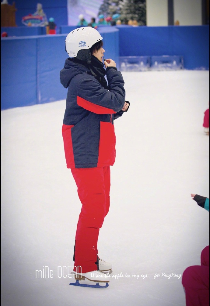 杨洋录节目秀滑冰技术