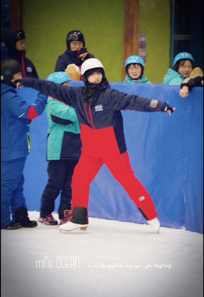 杨洋录节目秀滑冰技术