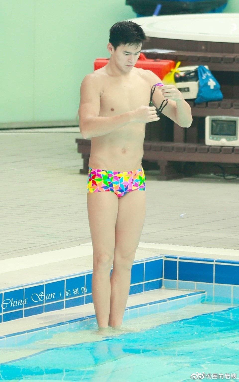 孙杨透视豹纹泳裤走红