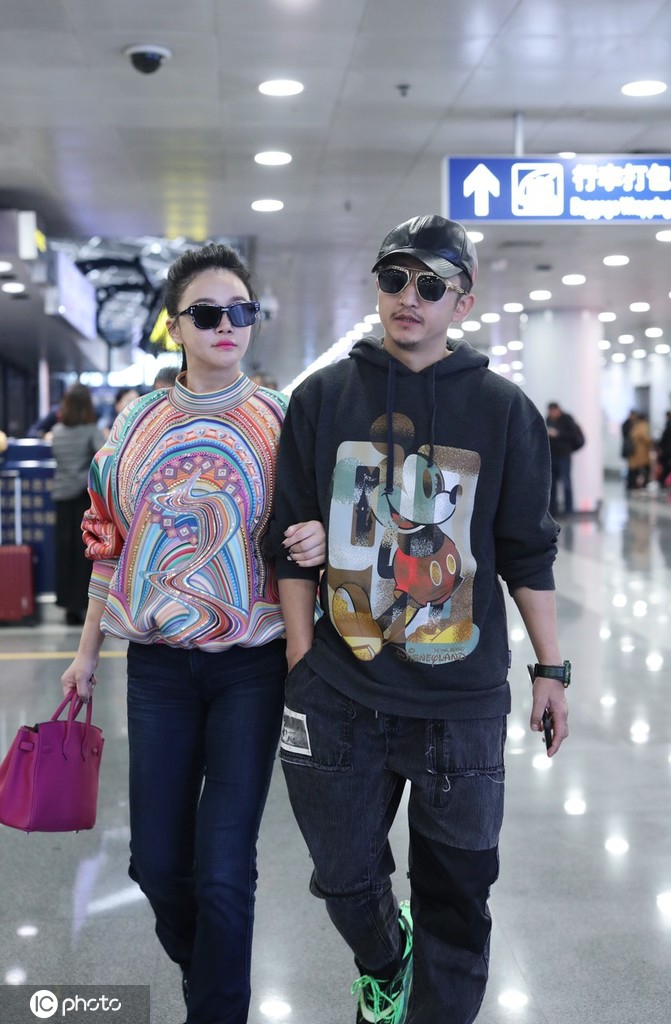 邹市明夫妇现身北京首都机场