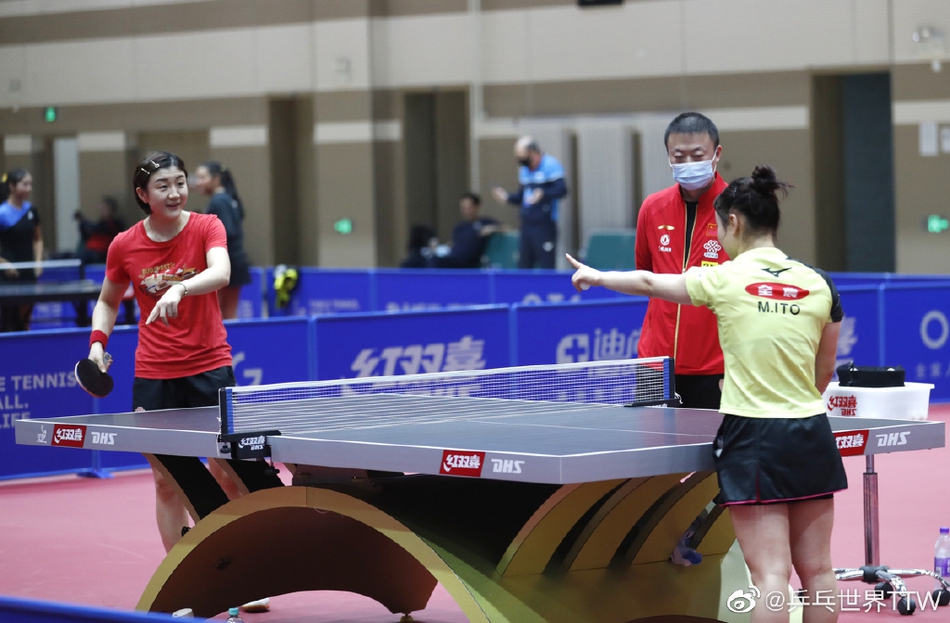 陈梦与伊藤美诚一起训练