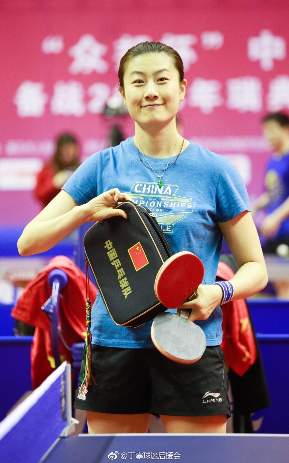 世乒赛热身赛丁宁笑靥如花