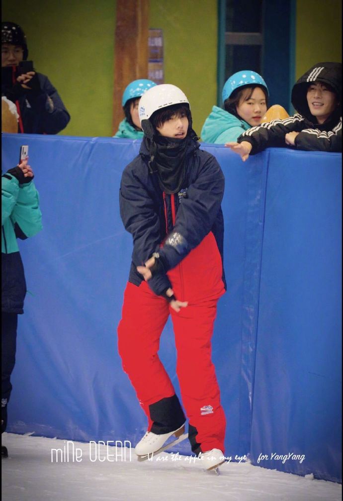 杨洋录节目秀滑冰技术