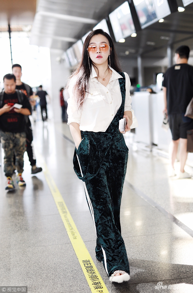 冉莹颖邹市明现身机场