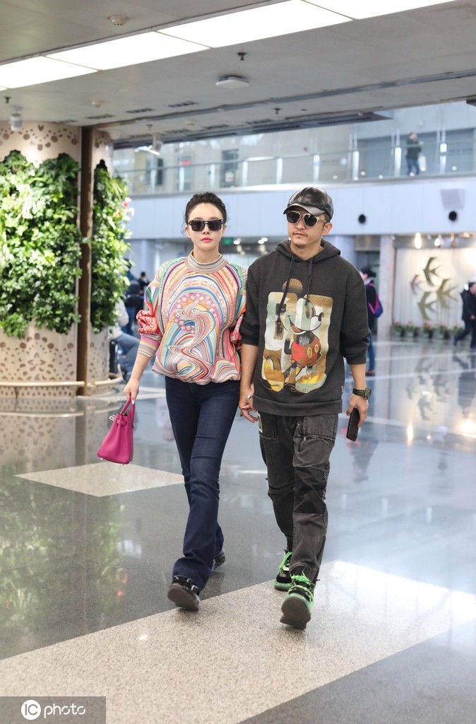 邹市明夫妇现身北京首都机场