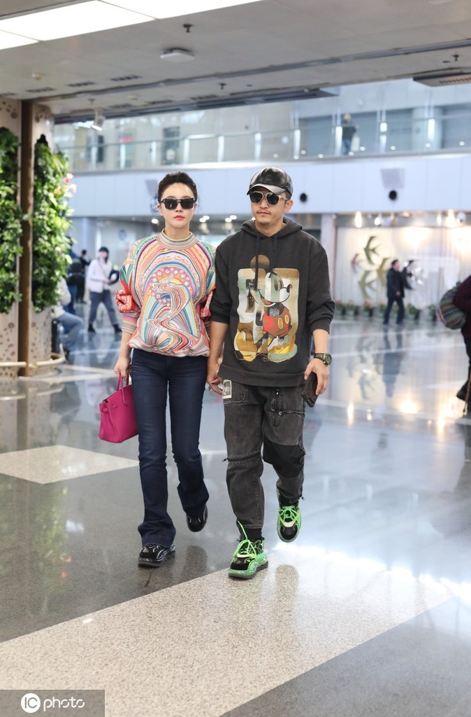 邹市明夫妇现身北京首都机场