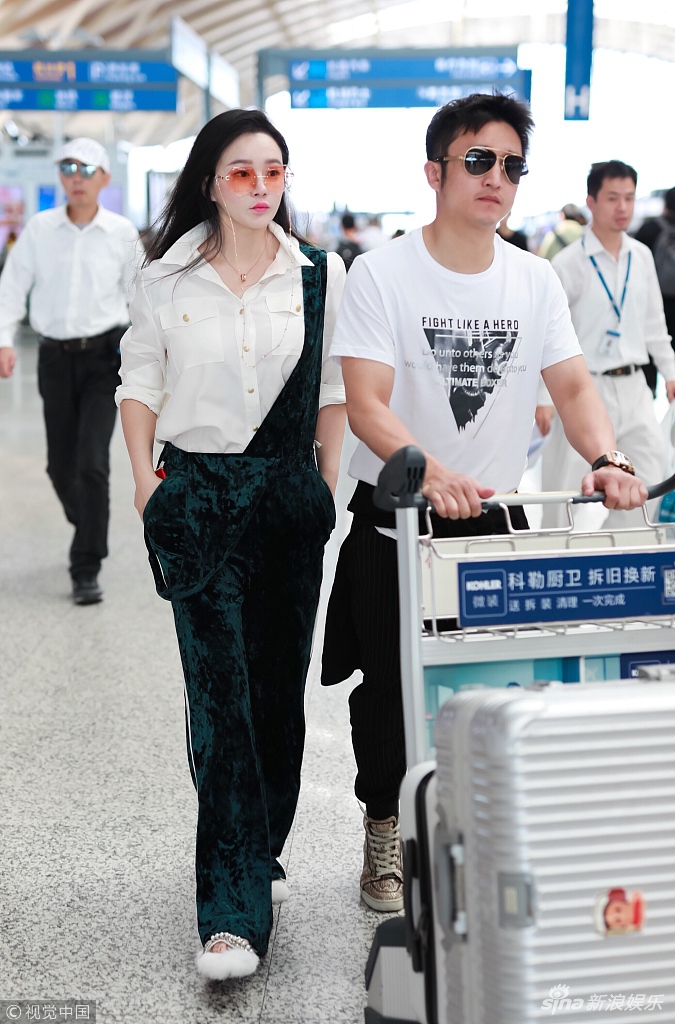 冉莹颖邹市明现身机场