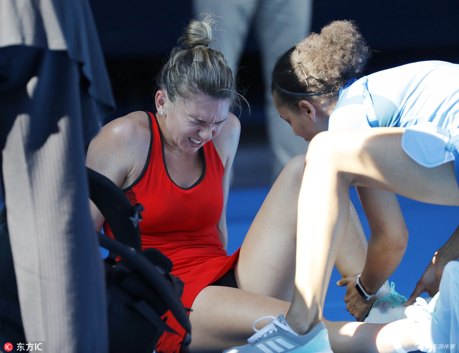 澳网女单首轮哈勒普扭伤脚踝 倒地表情痛苦