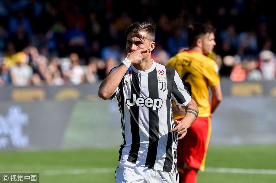 迪巴拉做庆祝手势