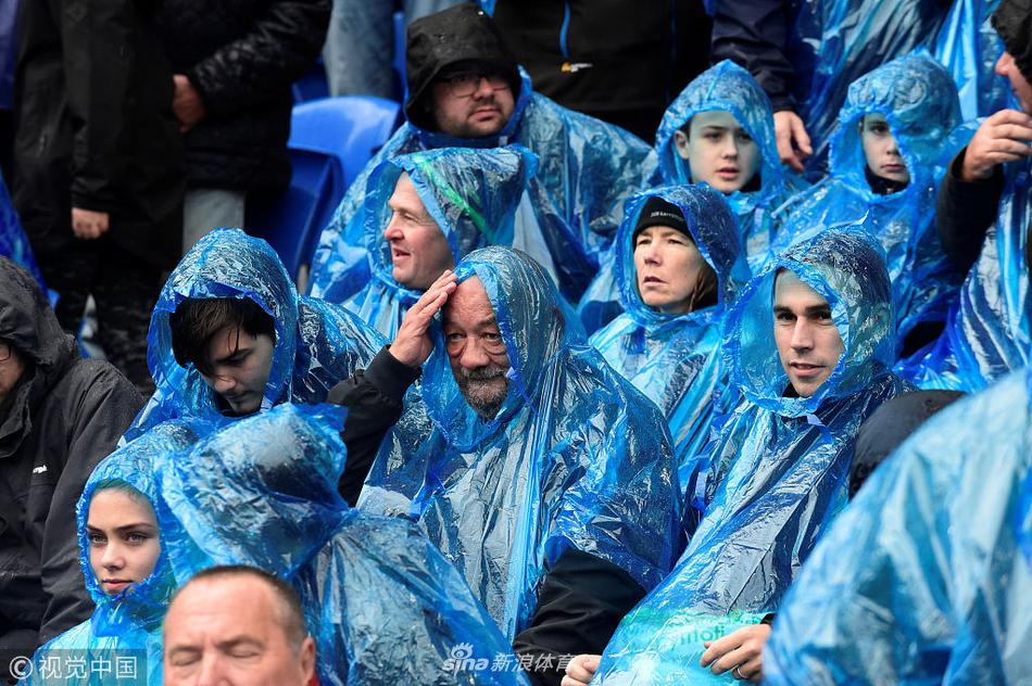 披上雨衣的球迷