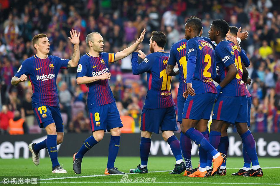 巴萨庆祝进球
