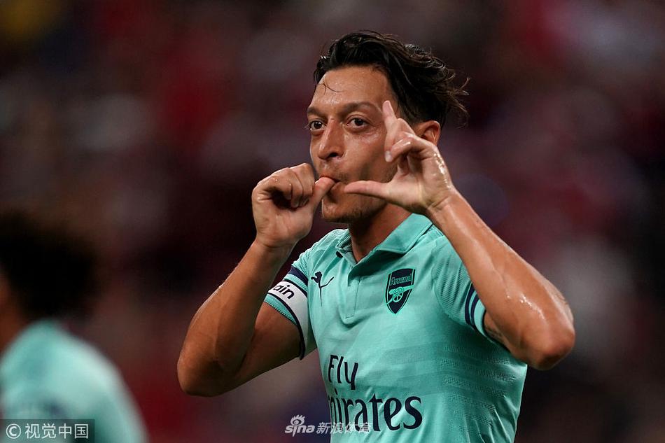 厄齐尔兴奋庆祝