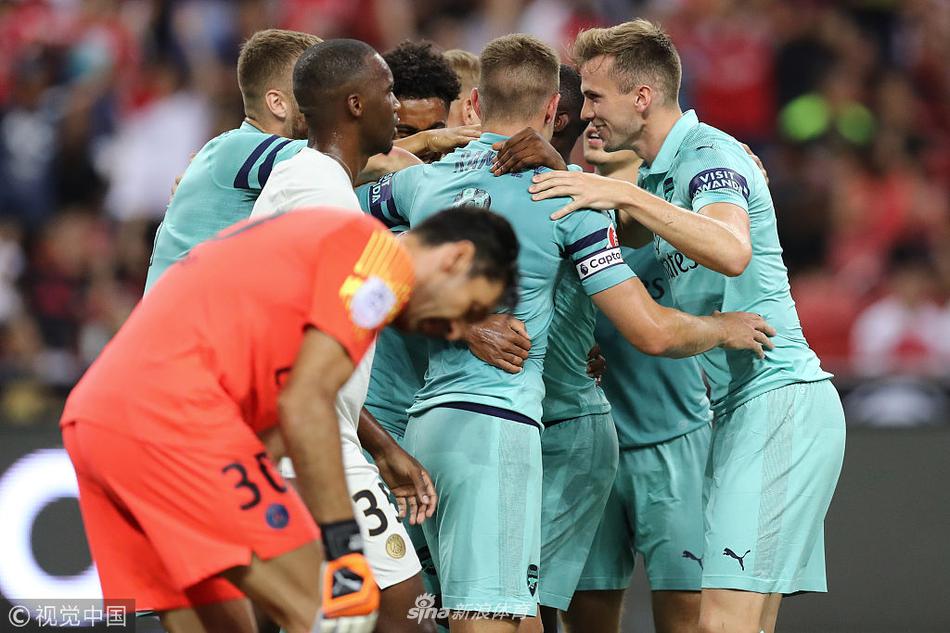 阿森纳众将庆祝破门