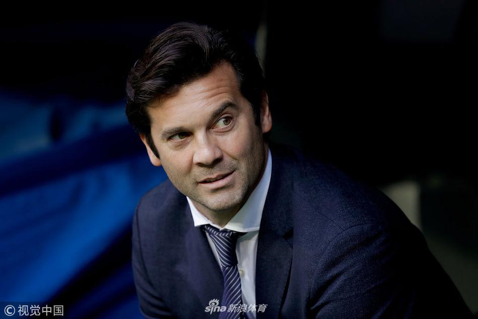 皇马新帅表情轻松