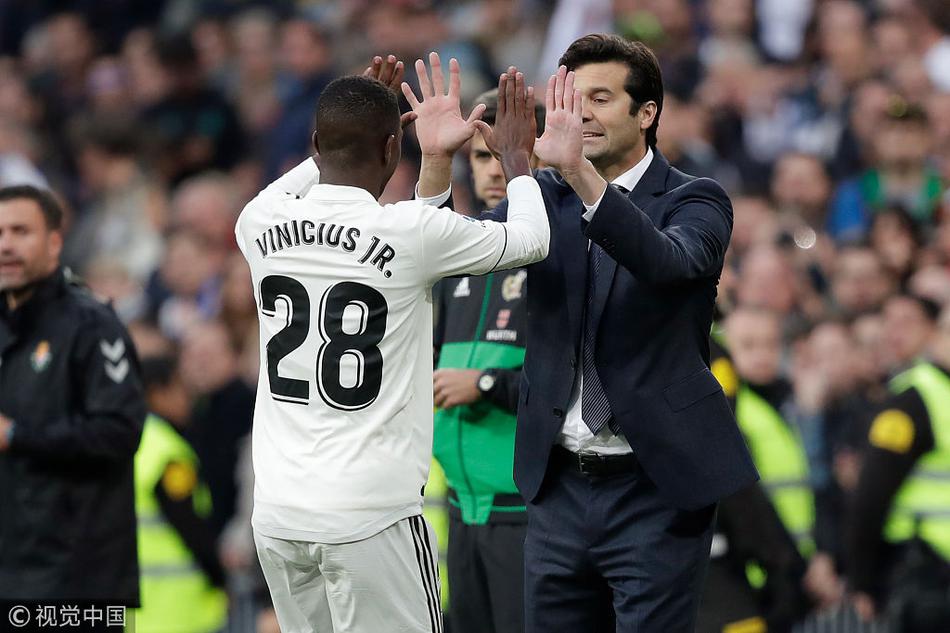 维尼修斯与新帅击掌