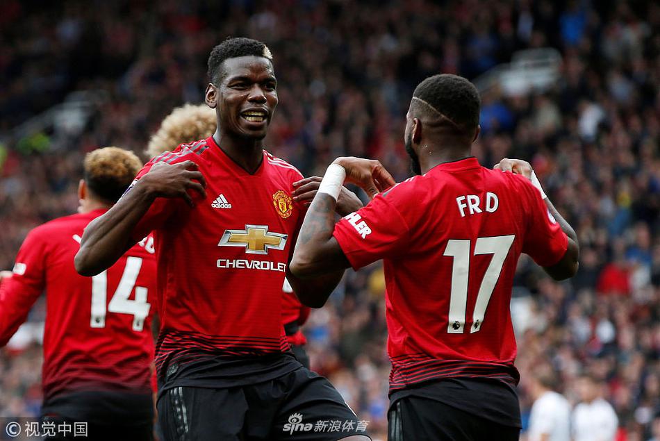 博格巴祝贺队友