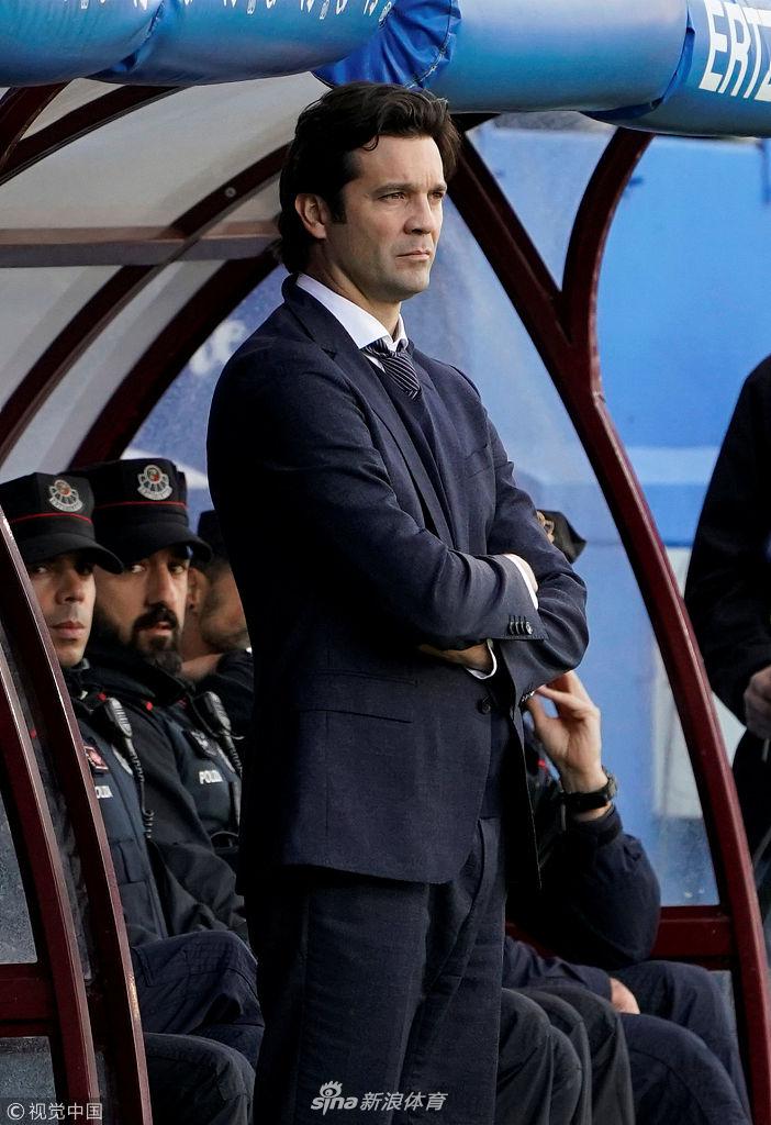 皇马主帅神情冷峻
