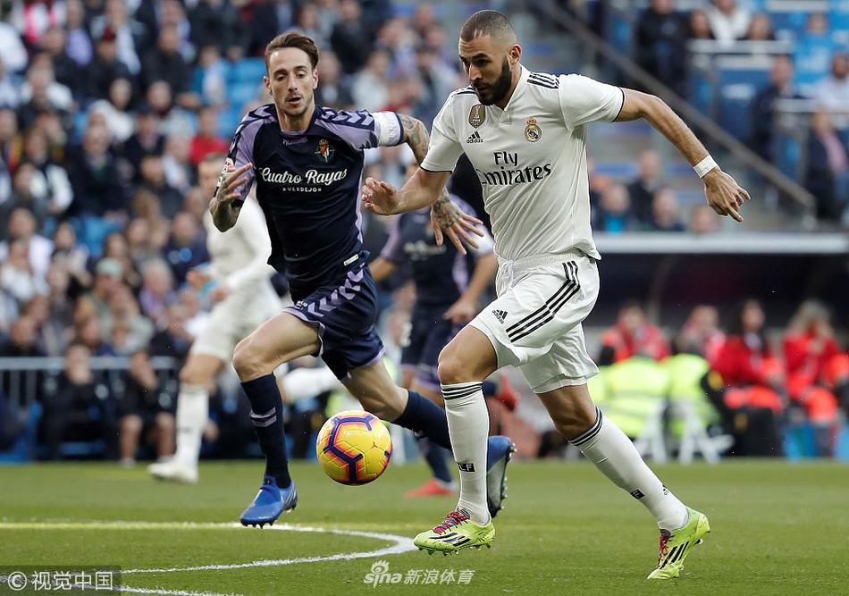 本泽马带球冲锋