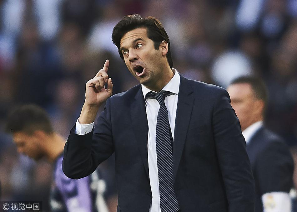 皇马新帅场边指挥