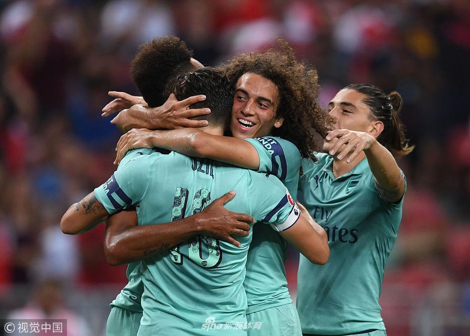 队友纷纷祝贺厄齐尔