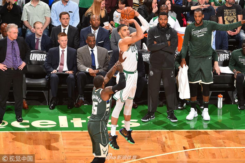 塔图姆外线三分出手