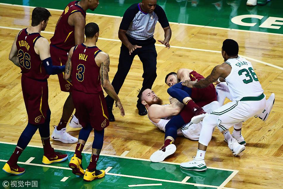 两队争抢地板球