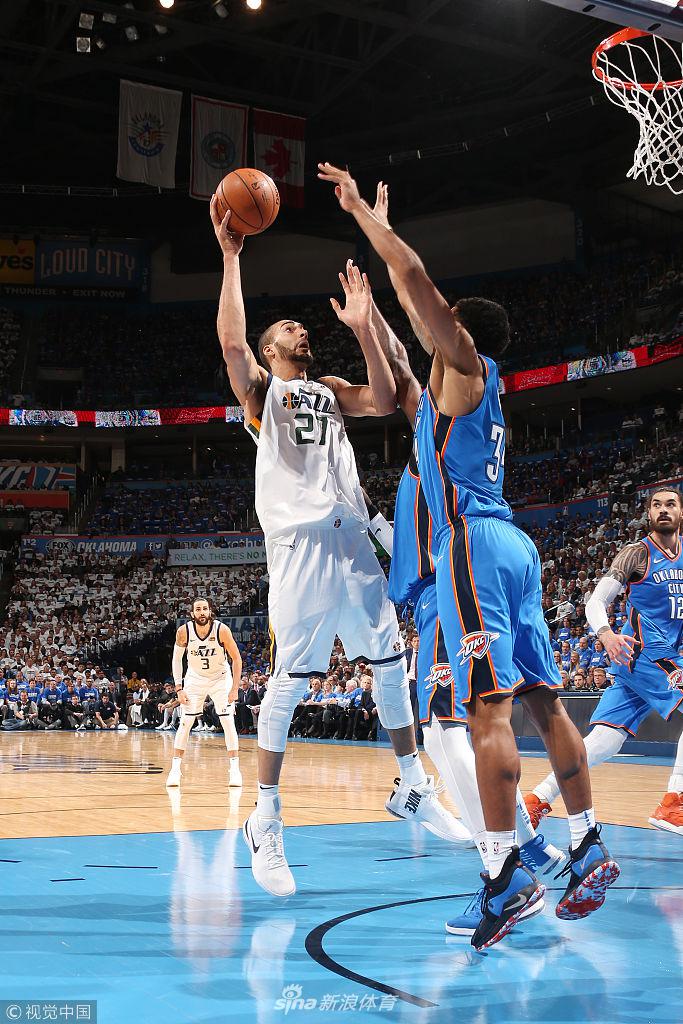 戈贝尔单手投篮