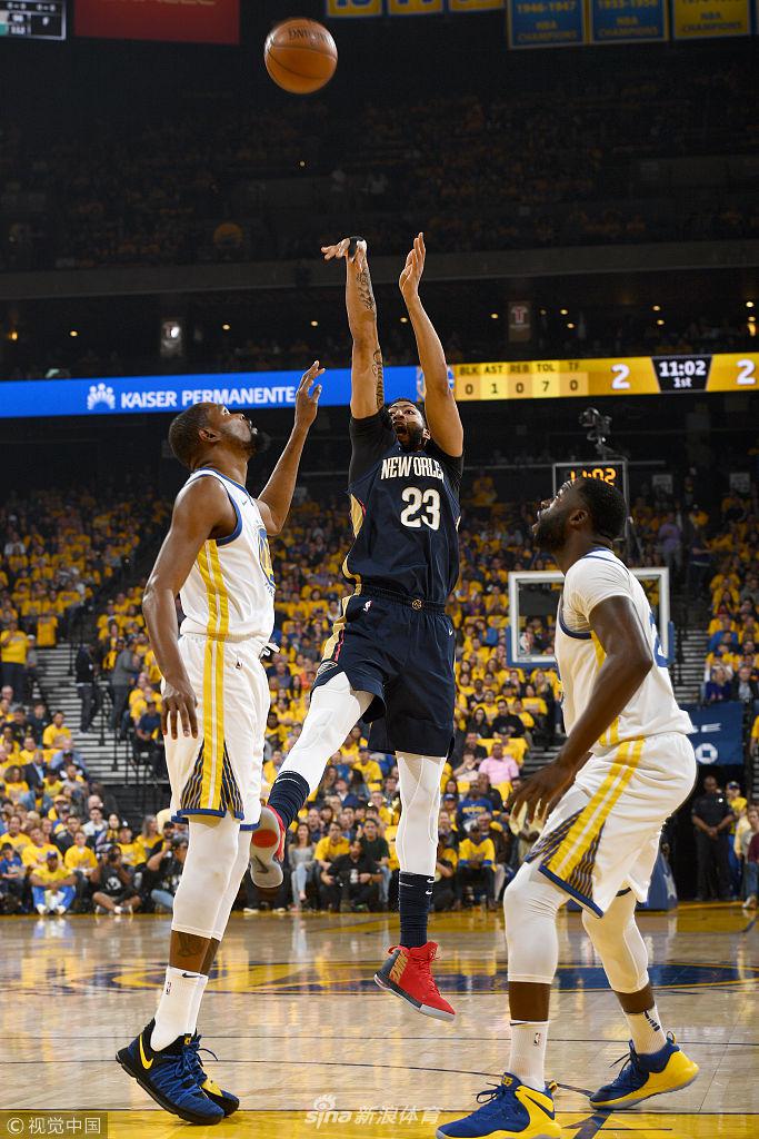 安东尼-戴维斯中投出手