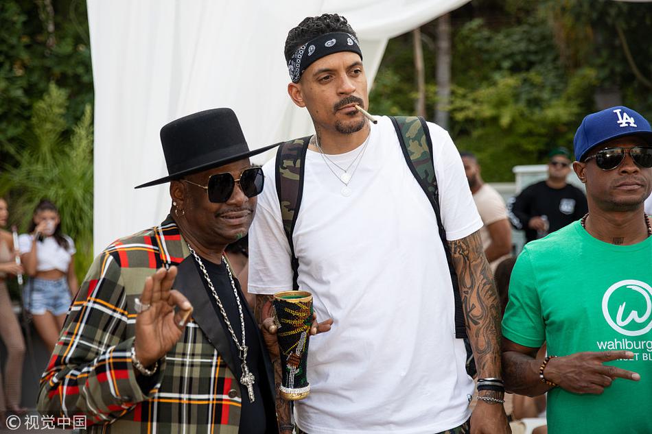 杜兰特捧场老队友派对 大胸妹子云集