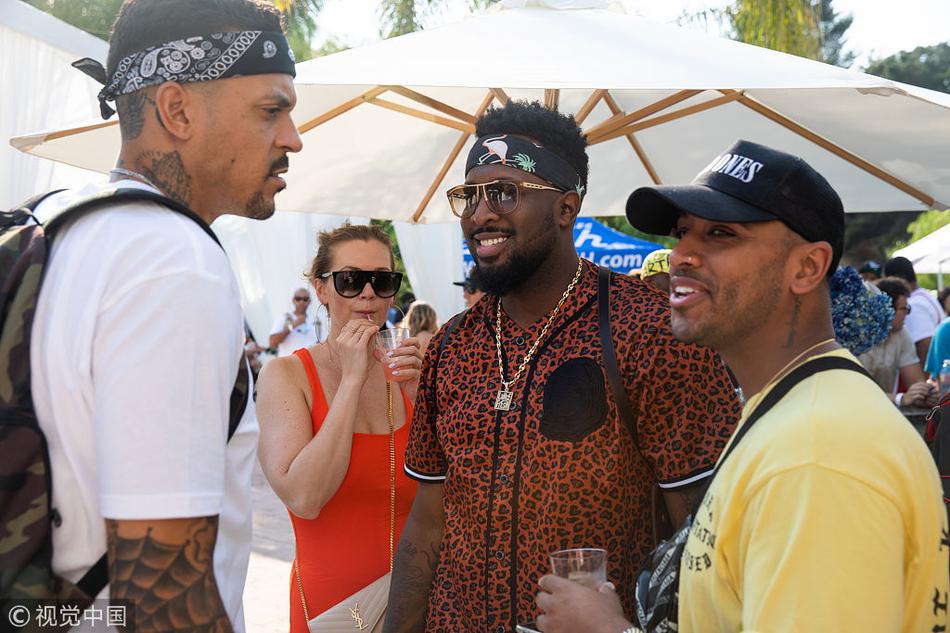 杜兰特捧场老队友派对 大胸妹子云集