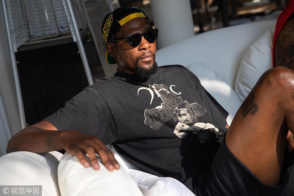 杜兰特捧场老队友派对 大胸妹子云集